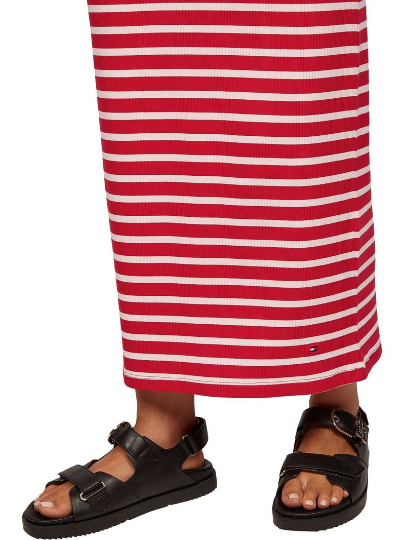 Vestido-ajustado-midi-con-textura-acanalada
