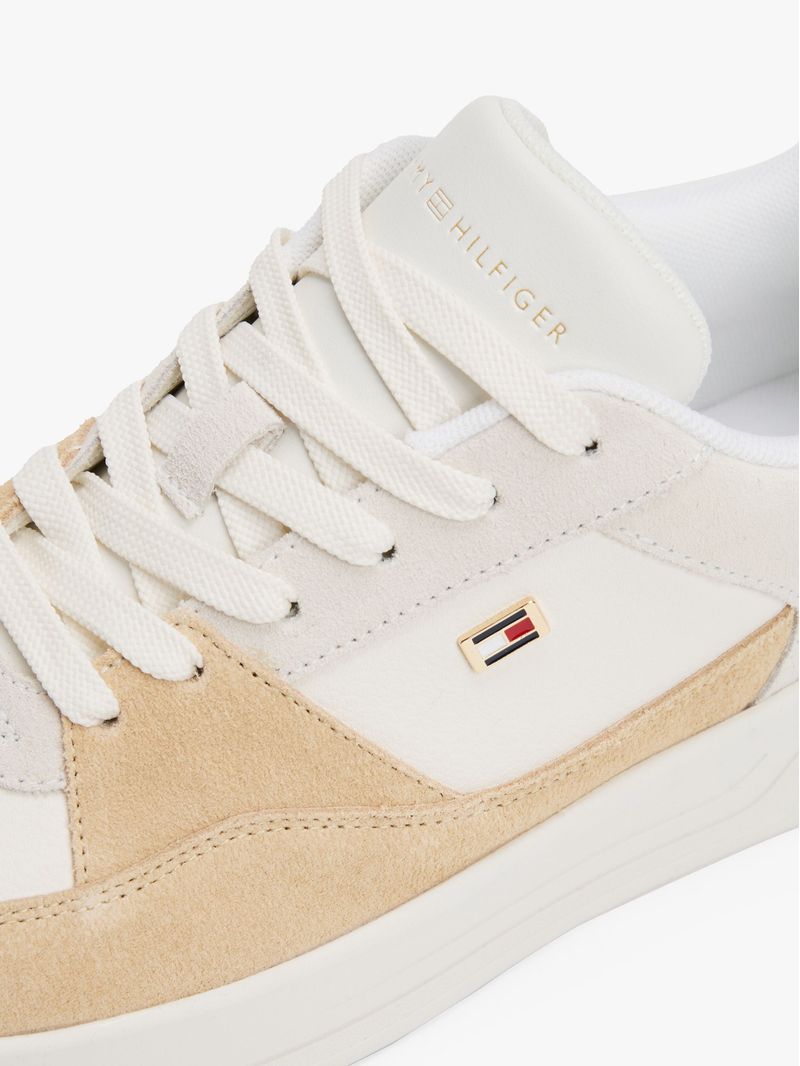Zapatillas-de-baloncesto-con-texturas-mixtas