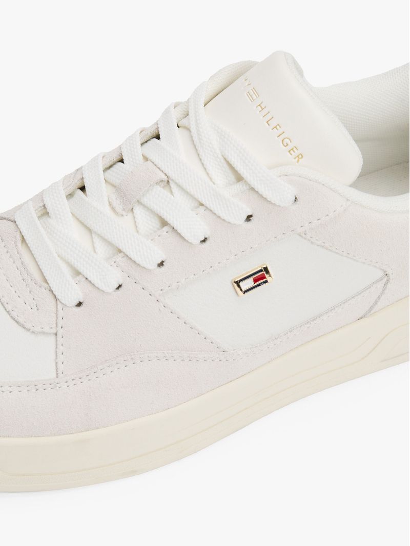 Zapatillas-de-baloncesto-con-texturas-mixtas