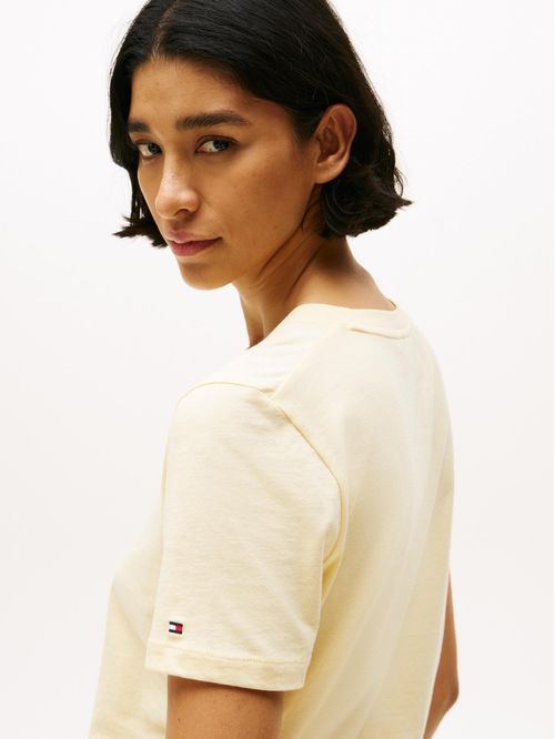 Remera con cuello redondo y logo distintivo