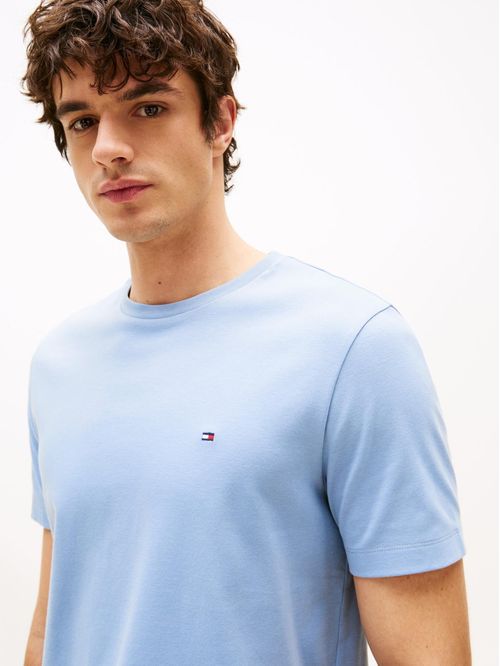 Remera de cuello redondo con logo bordado