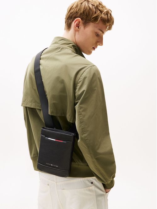 Cartera granulada con logo metálico