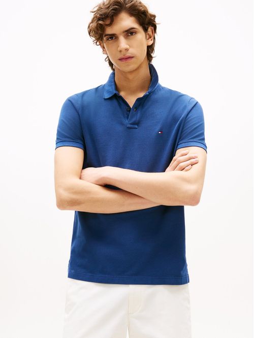 Chomba teñida en prenda con logo bordado