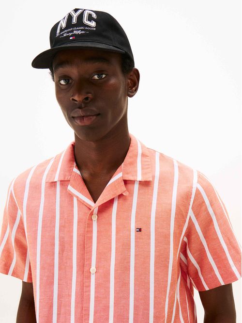 Gorra de béisbol con logo y cinco paneles