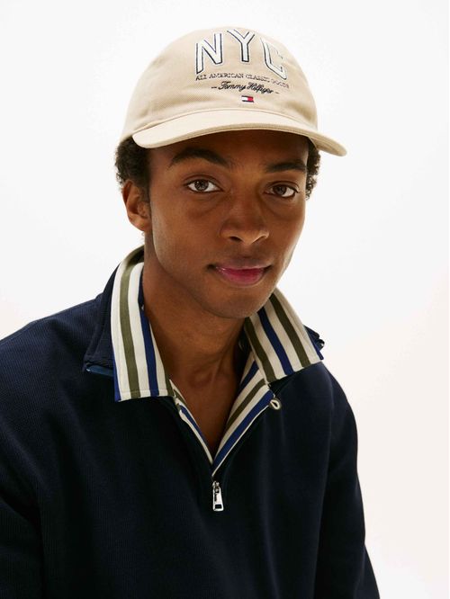 Gorra de béisbol con logo y cinco paneles