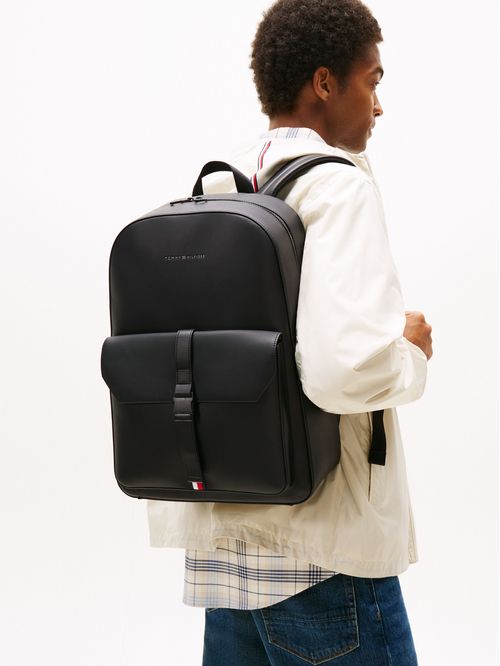 Mochila con logo metálico