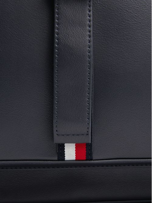 Mochila con logo metálico