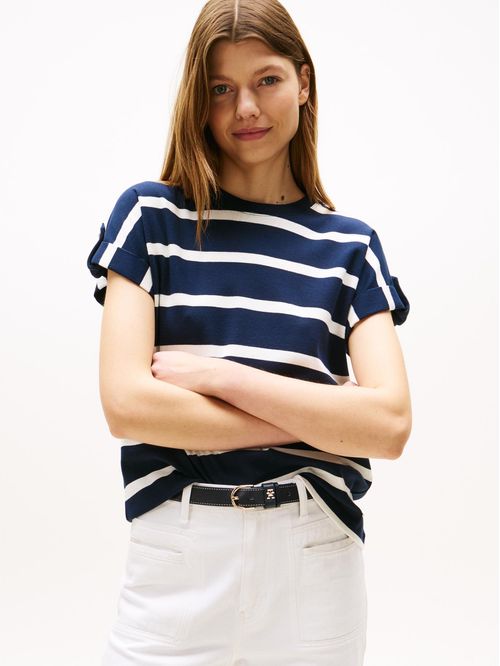 Remera con cuello redondo y botones dorados