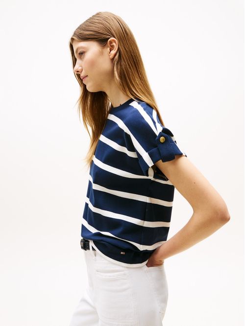 Remera con cuello redondo y botones dorados