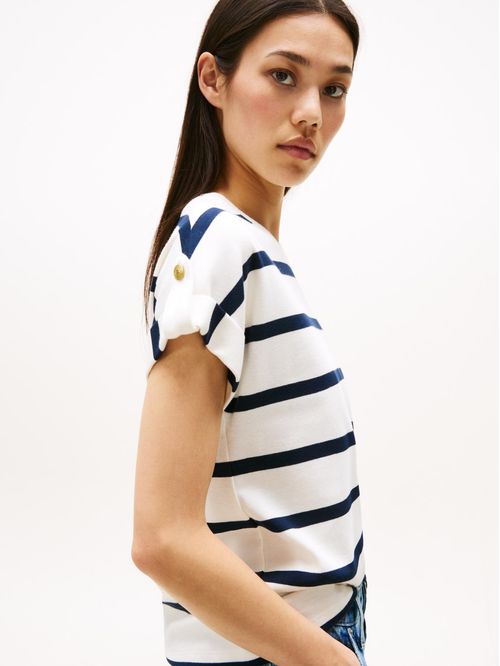 Remera con cuello redondo y botones dorados