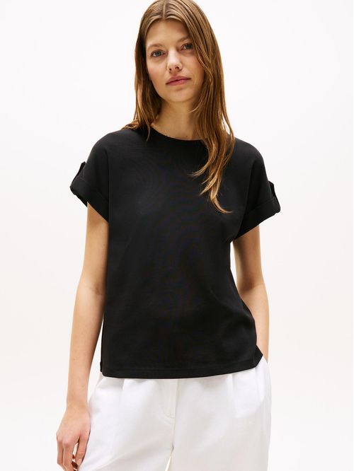 Remera con cuello redondo y botones dorados