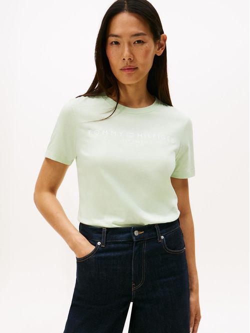 Remera con cuello redondo y logo distintivo