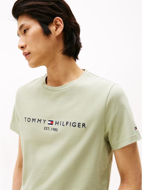 Remera con logo bordado