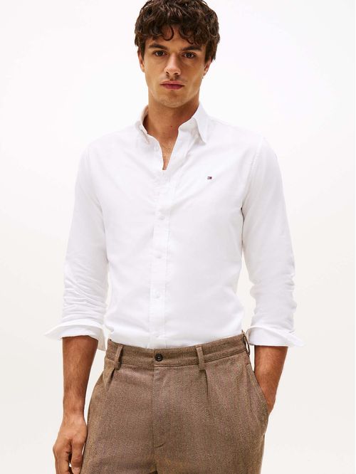 Camisa Oxford stretch de corte regular con botón en cuello