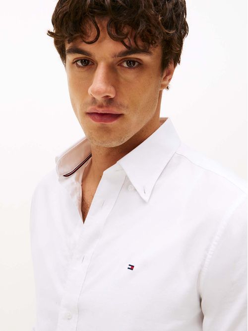 Camisa Oxford stretch de corte regular con botón en cuello