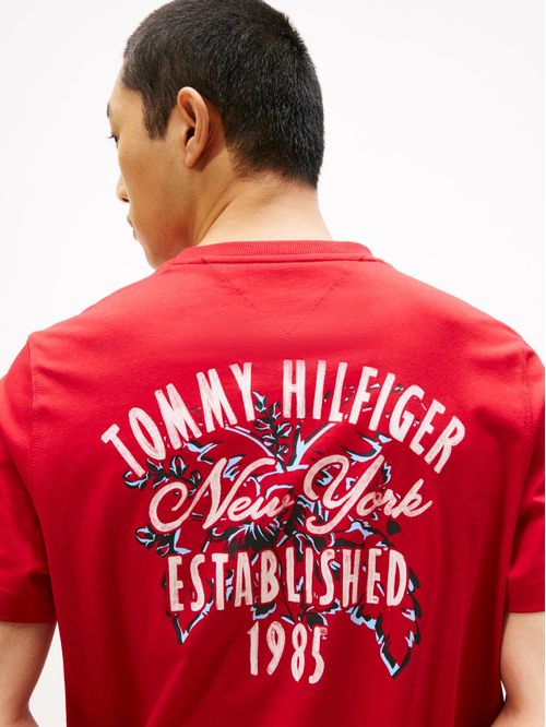 Remera con logo gráfico