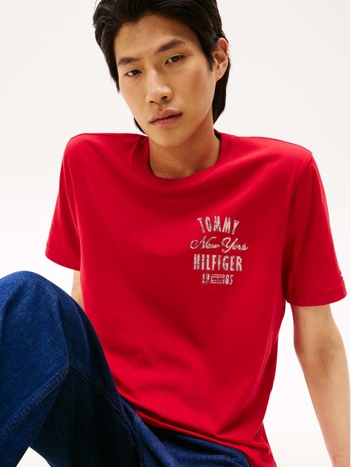 Remera con logo gráfico