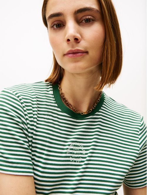 Remera de corte regular con diseño de rayas